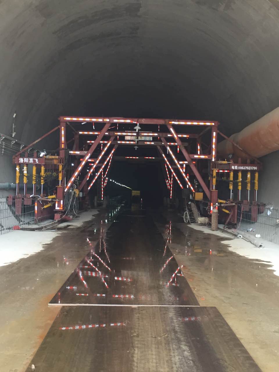 蒙華鐵路隧道自行式水溝電纜槽模板臺車完成拼裝