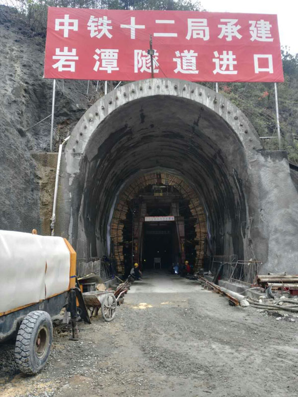 公司臺車，中鐵十二局巖潭鐵路隧道項目工地